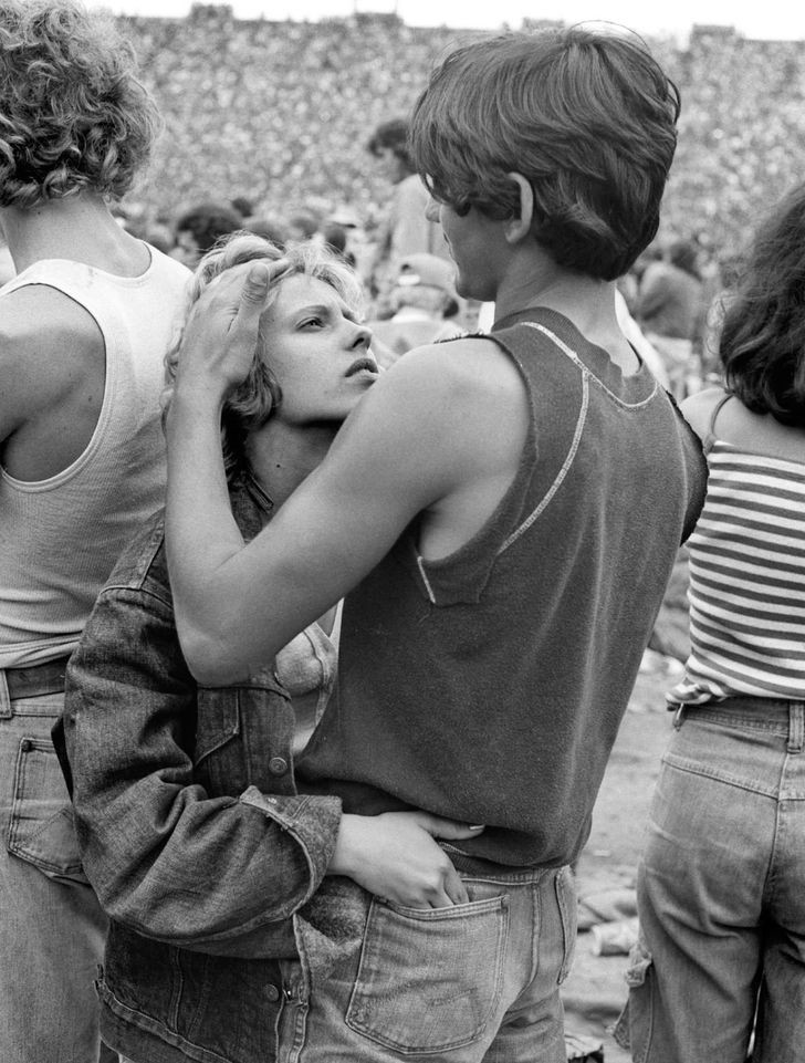 Una joven pareja enamorada en el concierto de los Rolling Stones en Filadelfia en 1978
