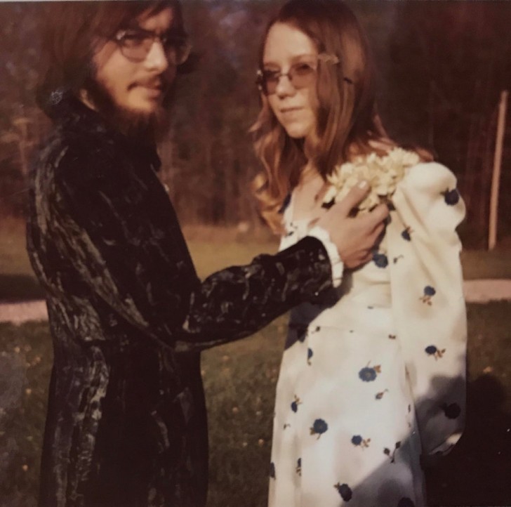 Una foto del ballo scolastico del 1974: quei due "figli dei fiori" sono i miei futuri mamma e papà!