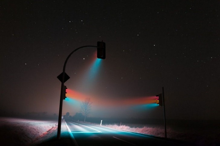 Lunga esposizione dei fasci di luce dei semafori del traffico: che meraviglia!