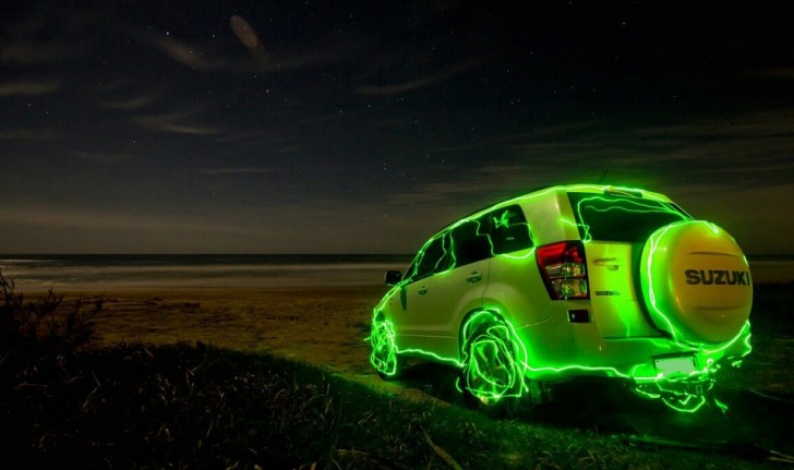 Una foto in lunga esposizione realizzata puntando un laser verde a questa automobile