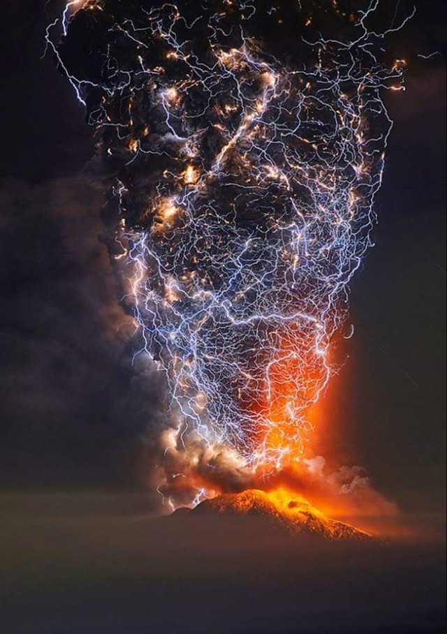 L'effetto del movimento e della luce di un fulmine sopra un vulcano in Cile: semplicemente wow!