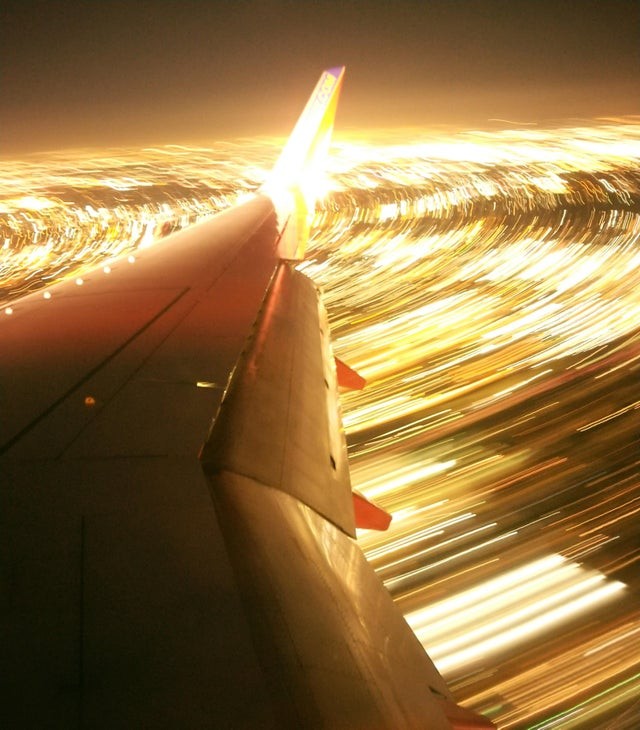 Foto a lunga esposizione di un aereo che si sta girando per decollare: un effetto strabiliante!