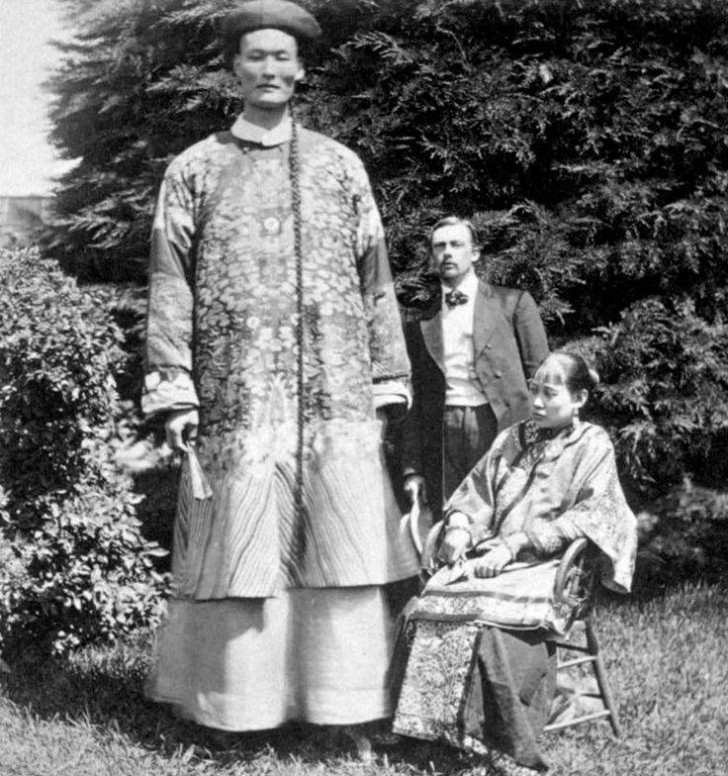 3. Chang "Le géant chinois" avec sa femme et son manager. Il semble qu'il faisait 2,4 mètres de hauteur et pouvait parler entre six et dix langues (1871)