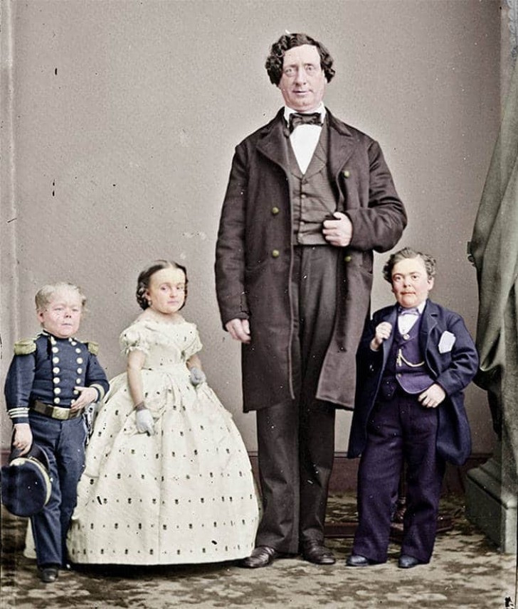 5. Der Moderator und Gründer des Zirkus, P.T. Barnum, und seine drei Zwerge: General Tom Thumb, Lavinia Warren und Commodore Nutt