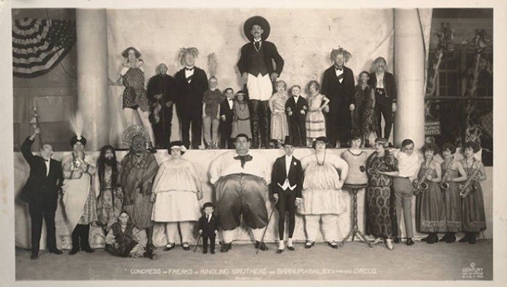 7. Ein weiteres Foto mit den skurrilsten Figuren des Zirkus: die Freaks!