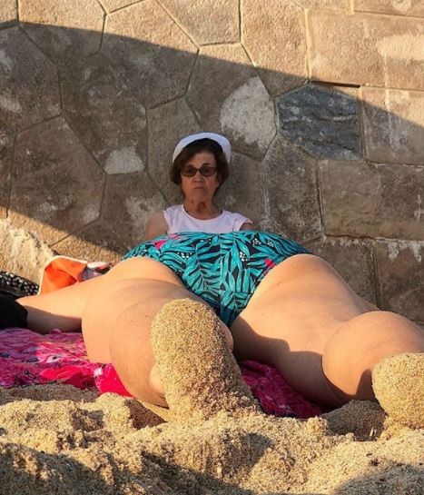 1. Questa signora in spiaggia sembra proprio avere uno strano corpo...
