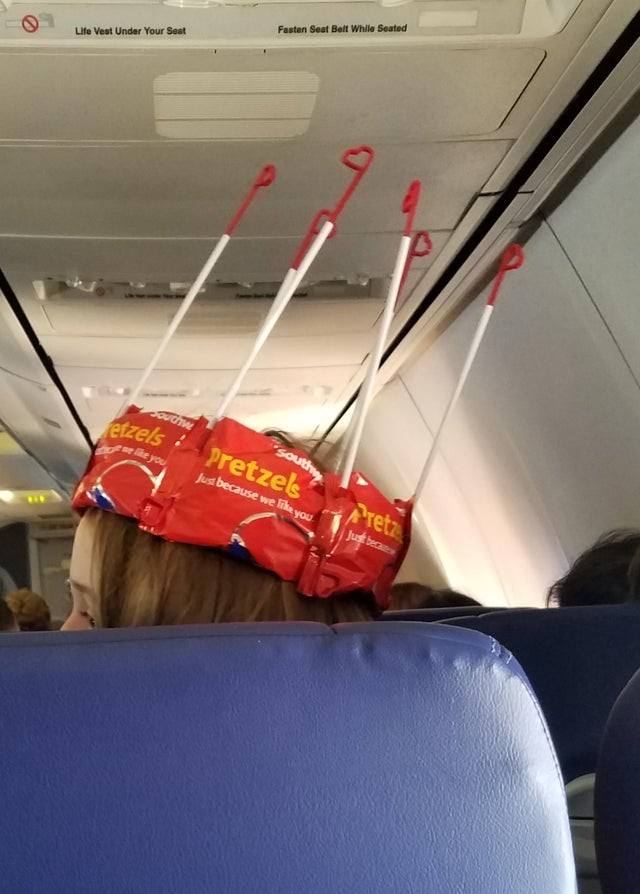Per far passare il tempo a questa bimba sull'aereo, la hostess le ha creato una corona...reale!