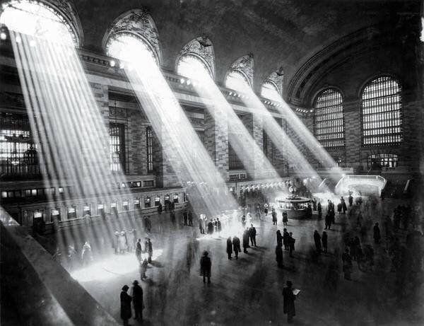 Les faisceaux de lumière entrant dans la gare Grand Central de New York en 1929