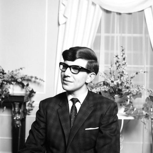 Le reconnaissez-vous ? C'est un très jeune Stephen Hawking à l'âge de 20 ans !