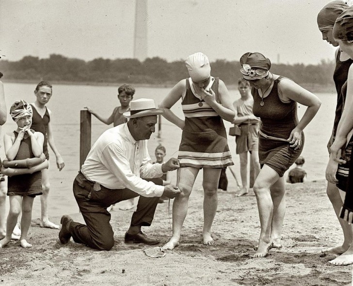 När man mätte avstånden i centimeter mellan knäet och slutet av baddräkten för att se om den var "passande". Året är 1922