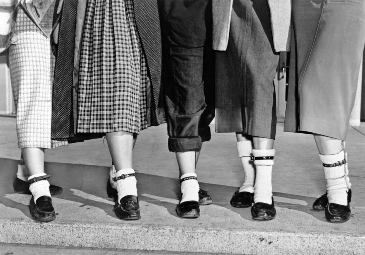 Tydligen var det ett mode bland kvinnor i Los Angeles på 50-talet att bära ett hundhalsband kring vristen