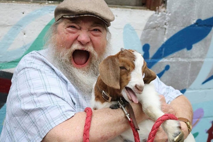 14. "Meu pai abraçando uma cabra de 3 meses que acaba de ser resgatada: sua alegria é avassaladora!"