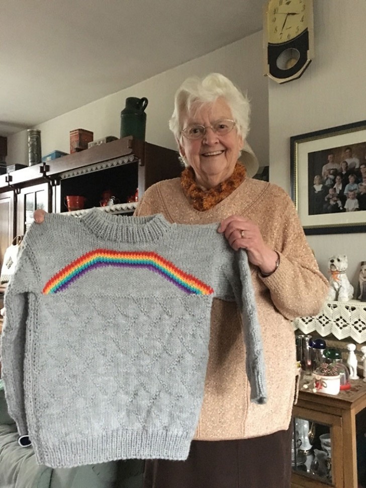 5. "Outro dia eu disse à minha avó que sou bissexual e hoje ela me deu um suéter feito à mão com um arco-íris!"