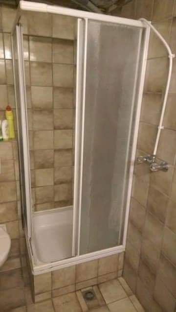 Trop difficile d'installer un tuyau de douche à l'intérieur de la douche !