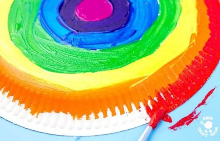 1. Dipingete a cerchi concentrici il piatto con le sfumature dell'arcobaleno: dal centro all'esterno sono fucsia, viola, azzurro, verde, giallo, arancione e rosso