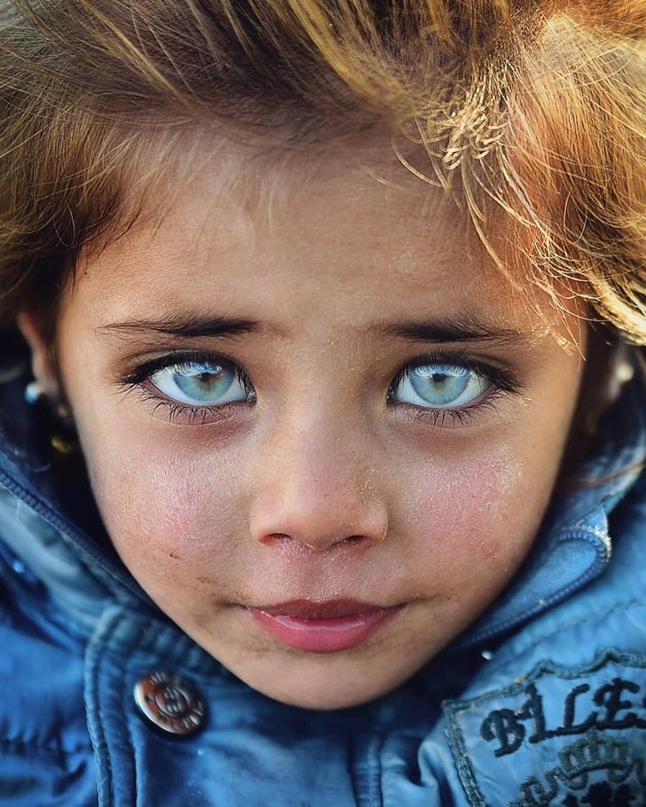 Ein Fotograf Fängt Die Stechenden Augen Türkischer Kinder So Tief.