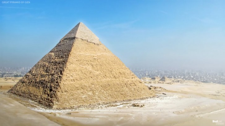 La Grande Piramide di Giza, l'unica delle sette meraviglie del mondo antico ancora in piedi come è oggi...