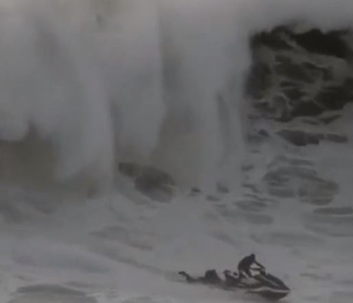 13. Oui, ce jet ski qui sauve un homme est poursuivi par un haut mur d'eau...