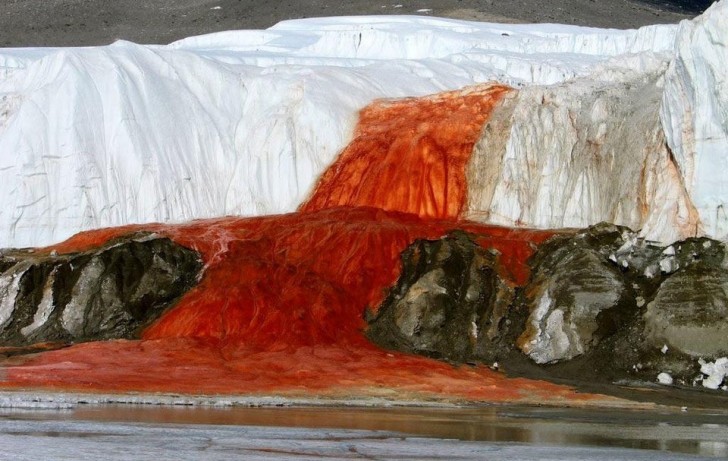 6. Les "chutes de sang" en Antarctique sont vraiment inquiétantes : ici, l'eau salée est riche en oxyde de fer et en "rouille", ce qui donne vie à la couleur rouge
