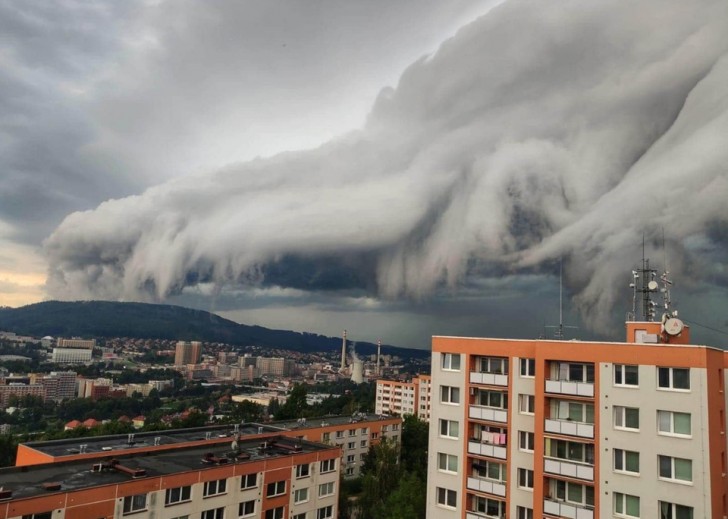 Une terrible tempête approche d'une ville en République tchèque... Sauve qui peut !