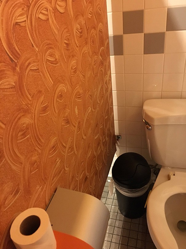 Celui qui a choisi la peinture de ces toilettes aurait peut-être dû y réfléchir à deux fois : l'effet final est dégoûtant