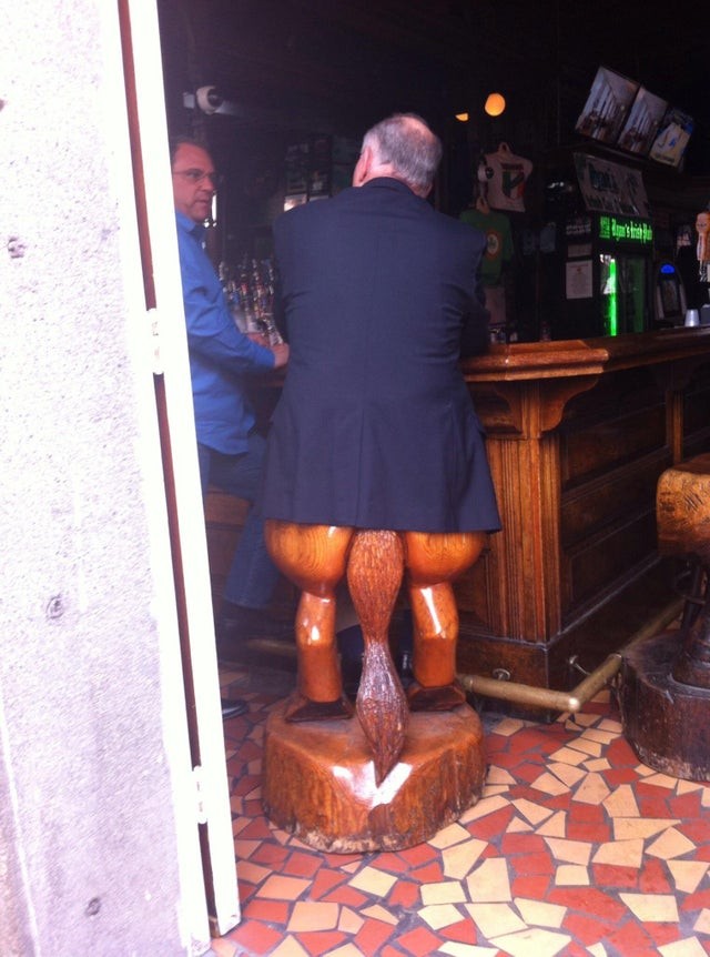 Un beau tabouret en bois massif... qui transforme les clients du bar en centaures