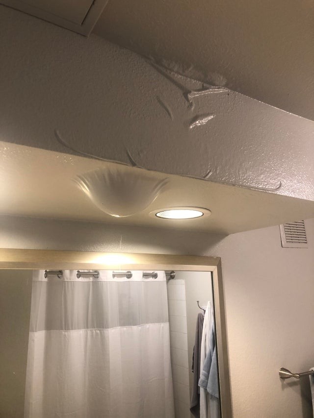 Je me suis réveillé et j'ai trouvé cette énorme bulle d'eau qui dégoulinait du plafond... à l'aide !