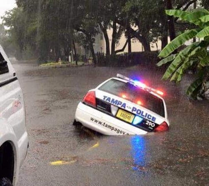 Aidez cette voiture de police à sortir de l'eau !