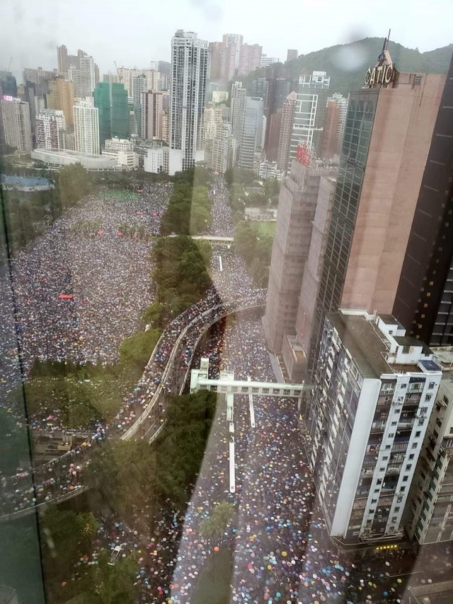 Une vue spectaculaire du haut d'une immense manifestation à Hong Kong