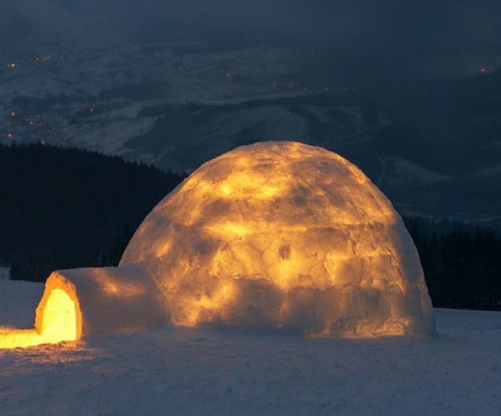 L'aspect curieux et fascinant d'un igloo avec un feu allumé à l'intérieur !