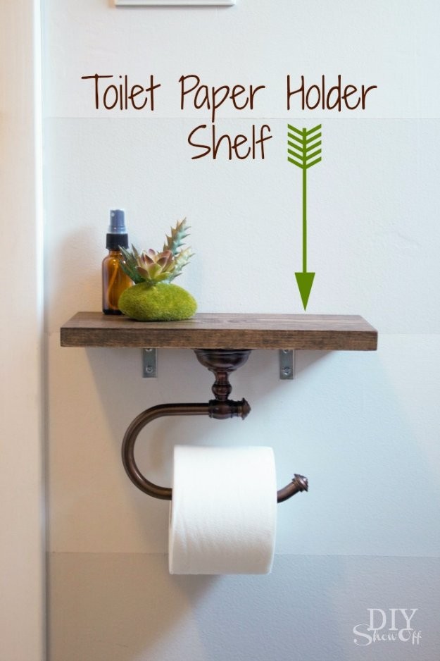1. Een toiletrolhouder onder een bijpassende handige plank