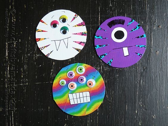 1. CD rivestiti di nastri adesivi e poi decorati con occhi adesivi