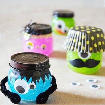 3. Barattoli di slime con glitter fai da te (con colla glitter e borace) e decorati a tema