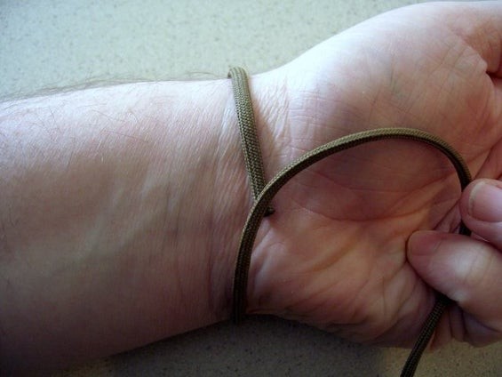 1. Avvolgete il cordino attorno al polso e misurate col metro la lunghezza che dovrà avere il vostro braccialetto