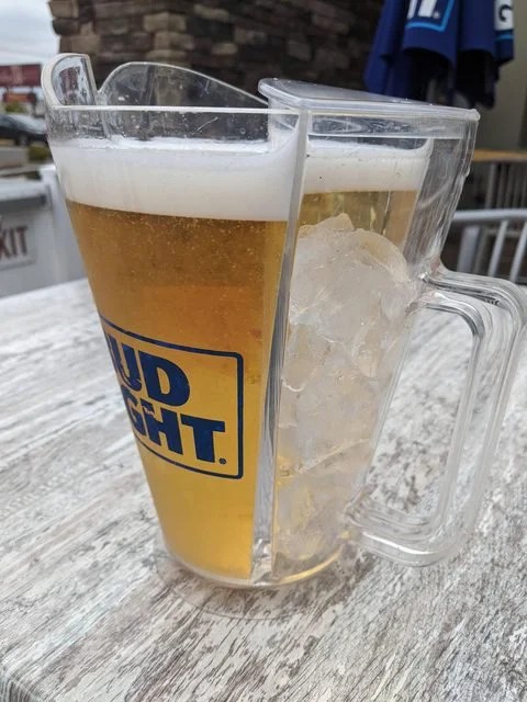 1. Questo bicchiere raffredda la birra senza diluirla a causa del ghiaccio