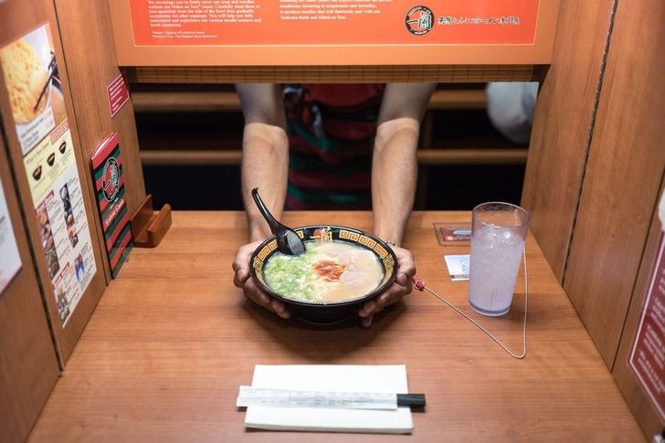 3. In Japan ist die Privatsphäre eine ernste Angelegenheit: Die Kellner dieses Restaurants bedienen die Kunden anonym