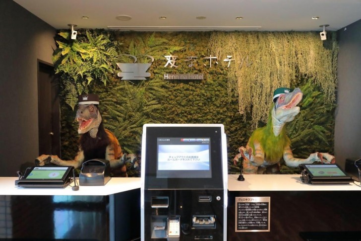 4. In diesem Hotel in Tokio wird der Empfang von zwei Dinosaurier-Robotern geleitet!