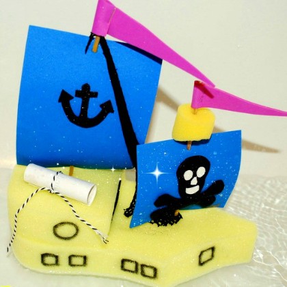 9. Una nave pirata di spugna (e decorazioni in gomma crepla), con cui divertirsi anche in acqua