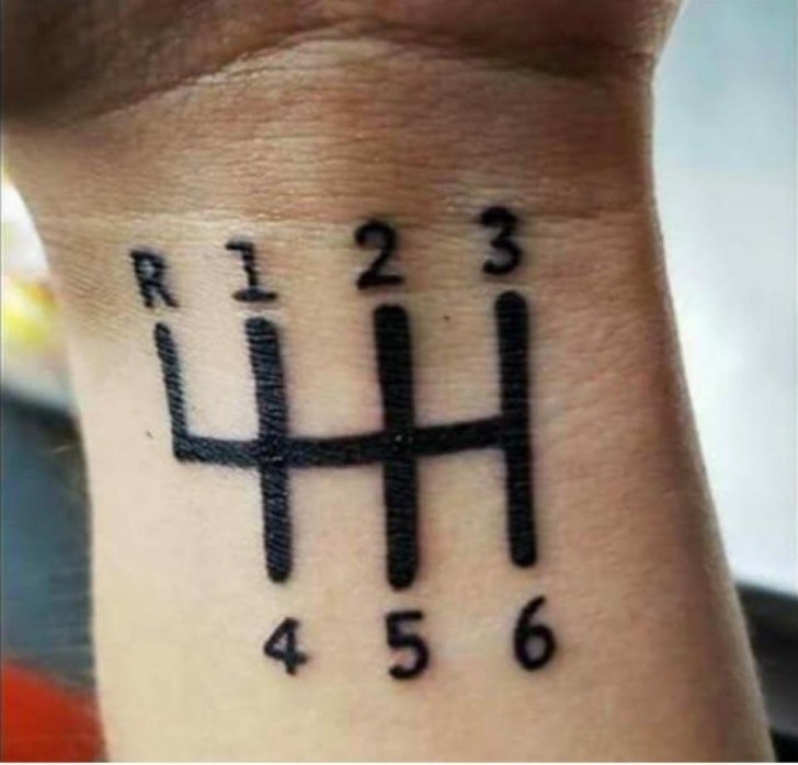 1. Il y a quelque chose qui ne va pas avec ce tatouage... l'ordre des vitesses n'est pas correct !