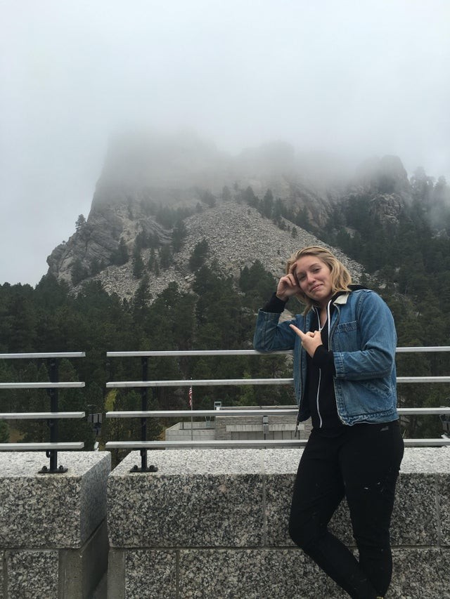 Une fille qui a été déçue par son voyage au Mont Rushmore... trop de brouillard !