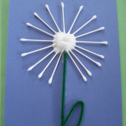6. Cotone, cotton fioc e uno scovolino per ricreare in forma stilizzata le spore dei fiori di tarassaco