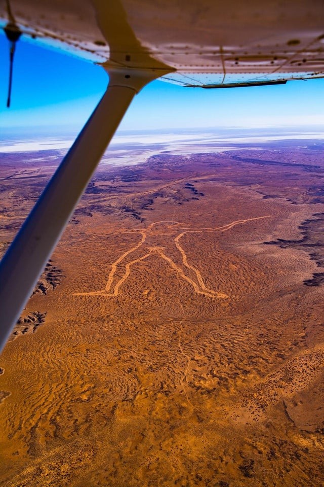 10. Der Marree Man, der 1998 in einem Wüstengebiet in Südaustralien entdeckte gigantische Geoglyph, ist mit 4,2 km Länge der größte der Welt