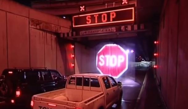 5. Un segnale di STOP all'imbocco di un tunnel di Sydney, che viene proiettato... sull'acqua!