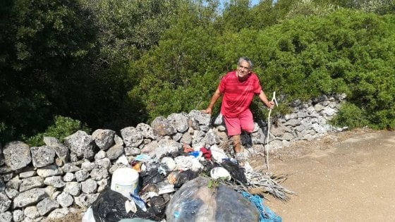 "Il bene genera bene": un volontario di 55 anni con reddito di cittadinanza ripulisce da solo il parco cittadino - 1