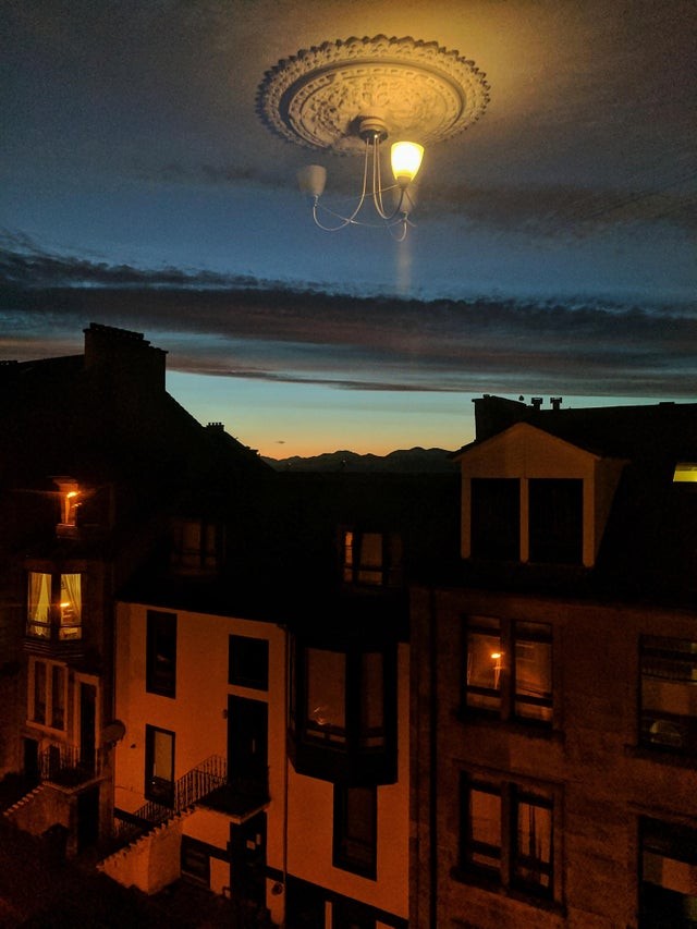 Un OVNI ou simplement mon lustre de maison a décidé d'envahir la Terre ?