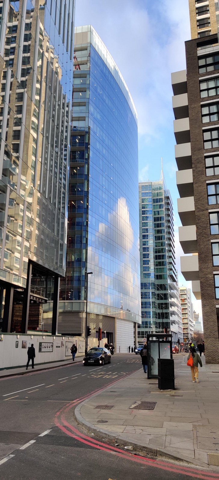 Le reflet des nuages sur la façade de ce gratte-ciel semble sortir des pixels d'un ordinateur !