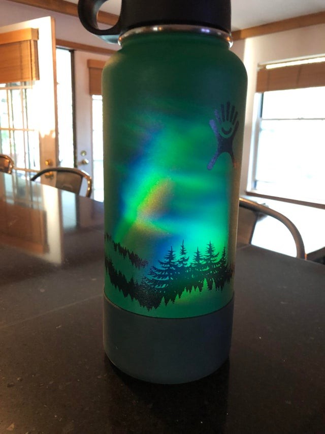 Die Reflexion auf meiner Flasche scheint die Oberfläche mit dem Polarlicht 
