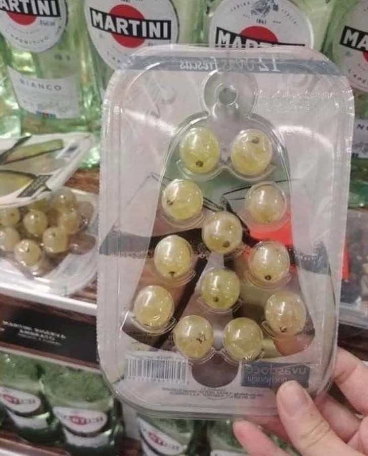 Come potevano mancare gli acini di uva separati in una confezione di plastica uno ad uno?