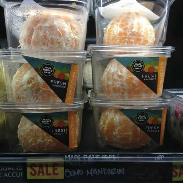 Möchte jemand eine geschälte Orange? Natürlich in einer Kunststoffschale