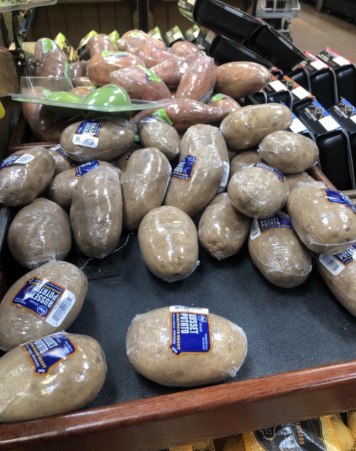 Pommes de terre enveloppées dans une couche de plastique